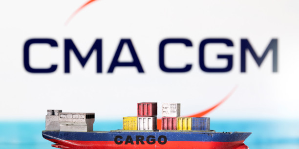 un modele de navire cargo represente devant le logo de cma cgm 