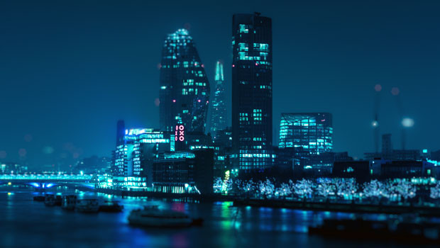 dl ciudad de londres río támesis milla cuadrada edificios de oficinas noche invierno frío luces oscuras unsplash