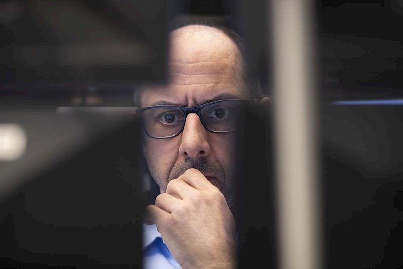 https://img.s3wfg.com/web/img/images_uploaded/3/f/ep_12_march_2020_hessen_frankfurt_main_a_stock_trader_looks_at_monitors_in_the_trading_room_of_the.jpg