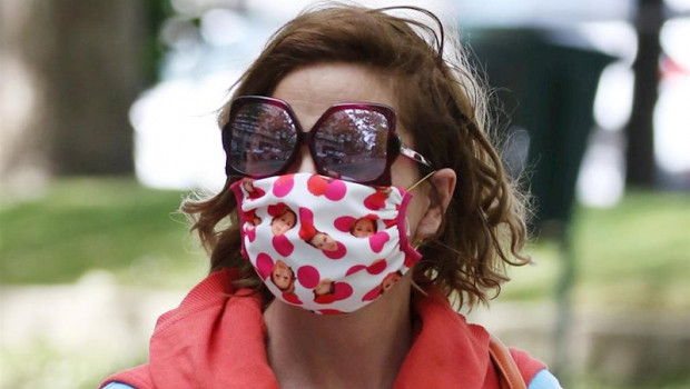 ep agatha ruiz de la prada se protege del coronavirus con estilo