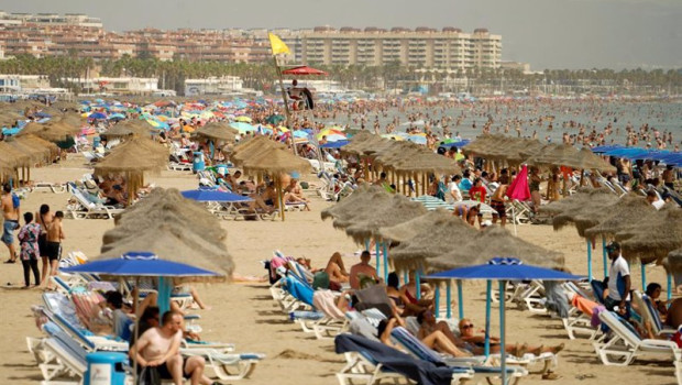 ep archivo   banistas en la playa de la malvarrosa a 10 de agosto de 2023 en valencia comunidad
