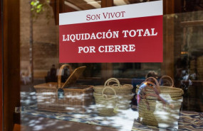 ep archivo   el escaparate del comercio son vivot anuncia liquidacion por cierre en una calle de