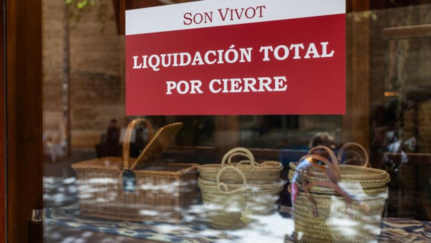 ep archivo   el escaparate del comercio son vivot anuncia liquidacion por cierre en una calle de