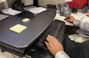 ep archivo   hombre trabajando en una mesa de escritorio oficina ordenador teclado