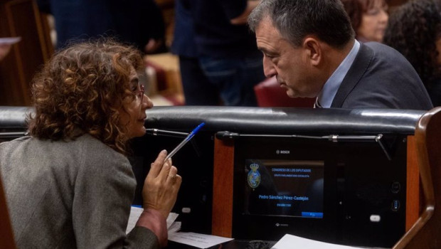 ep archivo   la vicepresidenta primer y ministra de hacienda maria jesus montero y el portavoz del