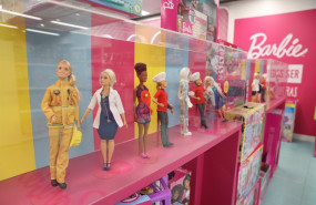 ep archivo   munecas de barbie colocadas en la seccion de jugueteria infantil del corte ingles