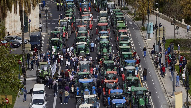 ep archivo tractorada de los agricultores convocada por ava y la unio ep archivo tractorada de los agricultores convocada por ava y la unio