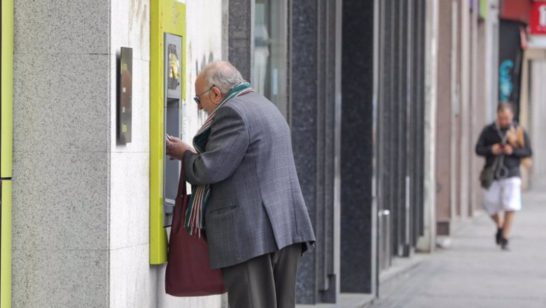 ep archivo un anciano saca dinero de un cajero de la capital tras el anuncio del estado de alarma ep archivo un anciano saca dinero de un cajero de la capital tras el anuncio del estado de alarma