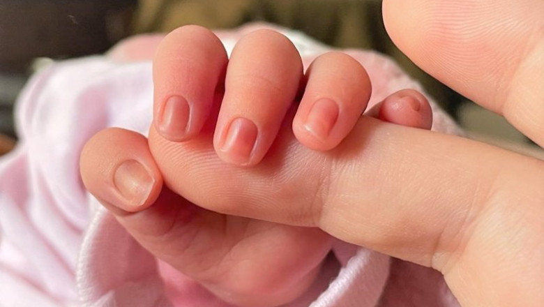 ep archivo   un bebe de pocos dias de edad coge el dedo de su madre