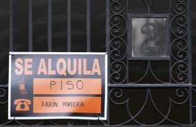 ep archivo   un cartel ofertando el alquiler de un piso en madrid