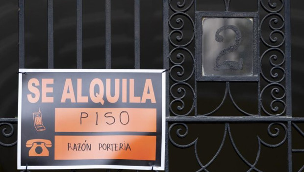 ep archivo   un cartel ofertando el alquiler de un piso en madrid