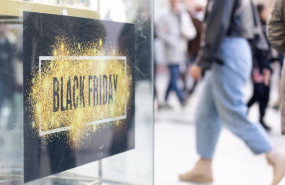 ep archivo   un escaparate avisa de los descuentos durante el black friday de 2023