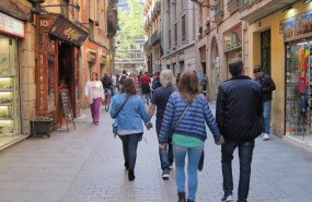 ep archivo   un grupo de personas anda por la calle