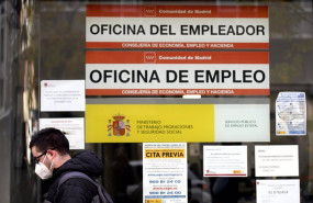 ep archivo   un hombre pasa por la puerta de una oficina de empleo sepe antiguo inem horas despues