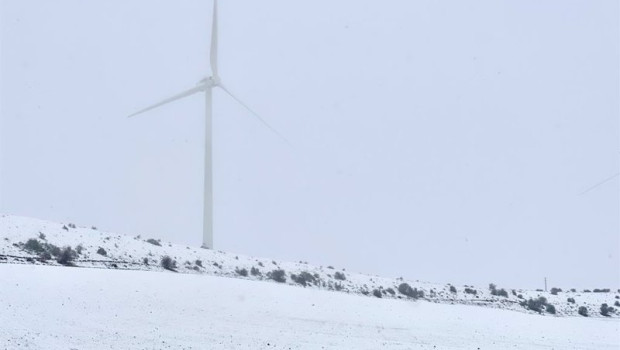 ep archivo   un molino eolico en un campo cubierto de nieve a 23 de noviembre de 2021