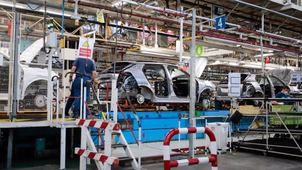 ep archivo   un operario trabaja con un vehiculo en la sede de stellantis en vigo