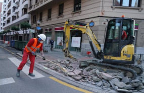 ep archivo   un operario trabaja junto a una maquina en la obra de una calle cerca del museo