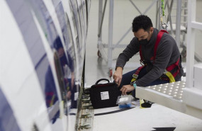 ep archivo   un trabajador realizando labores de mantenimiento durante la inauguracion del nuevo