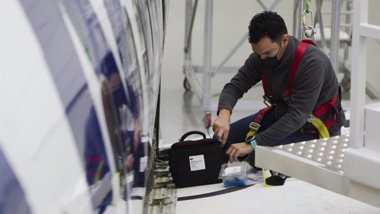 ep archivo   un trabajador realizando labores de mantenimiento durante la inauguracion del nuevo