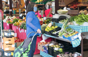 ep archivo   una mujer comprando en un mercado