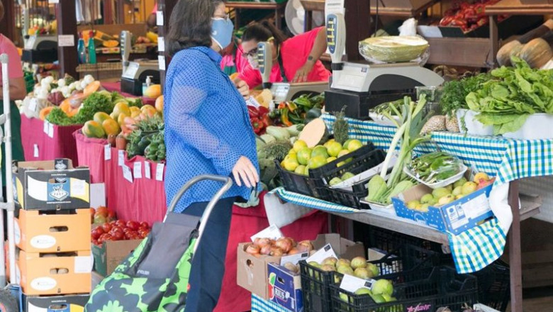 Una mujer comprando en un mercado | CEDIDA POR EL GOBIERNO DE CANARIAS - Archivo ep archivo una mujer comprando en un mercado