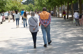 ep archivo una pareja de pensionistas caminando por una calle de madrid ep archivo una pareja de pensionistas caminando por una calle de madrid