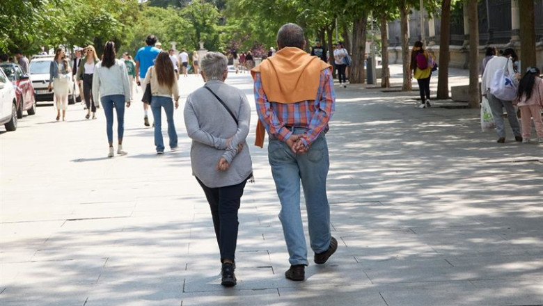 ep archivo   una pareja de pensionistas caminando por una calle de madrid