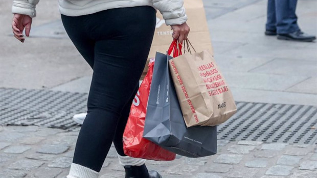 ep archivo   una persona camina con varias bolsas de compras en la calle comercial de preciados a 7