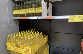 ep archivo venta de aceite de girasol en un supermercado ep archivo venta de aceite de girasol en un supermercado