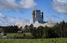 ep archivo   voladura de la chimenea de la central termica de meirama