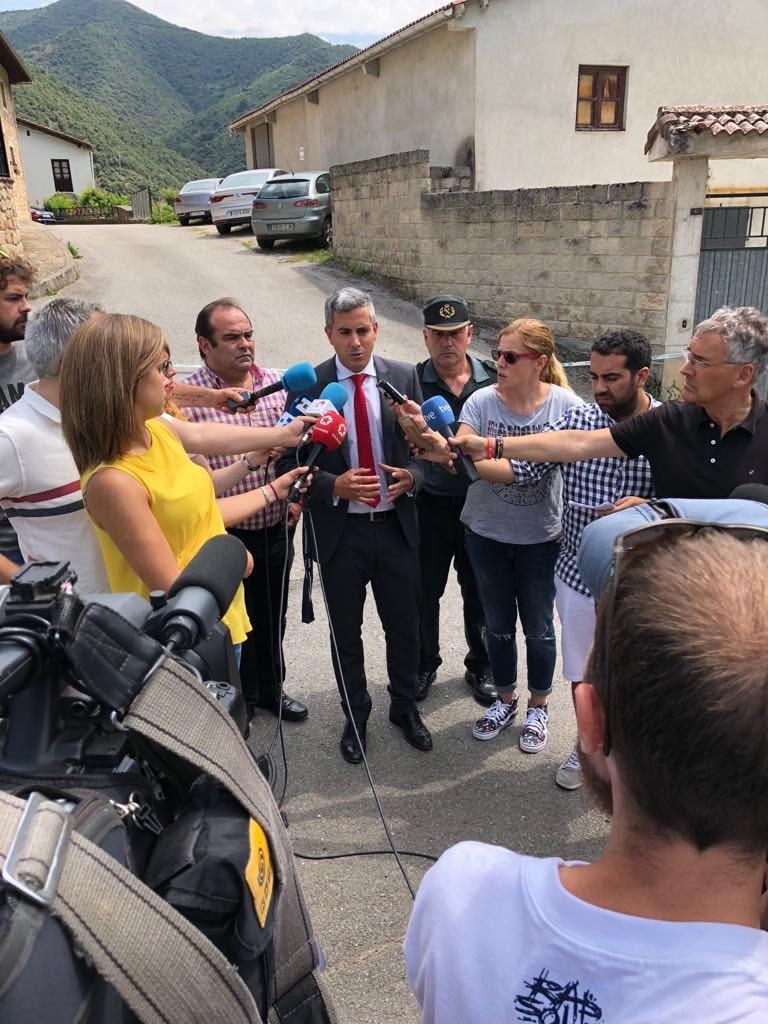 Delegado del Gobierno con otras autoridades en Camaleño | TWITTER PABLO ZULOAGA ep delegadogobiernootras autoridadescamaleno