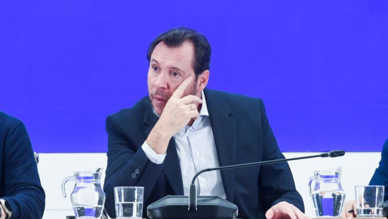 El ministro de Transportes y Movilidad Sostenible, Óscar Puente, junto al director de Tráfico de Adif, Ángel García de la Bandera, y al director de Operaciones de Renfe, José Alfonso Gálvez, durante una rueda de prensa | Gustavo Valiente - Europa Press ep el ministro de transportes y movilidad sostenible oscar puente junto al director de trafico de