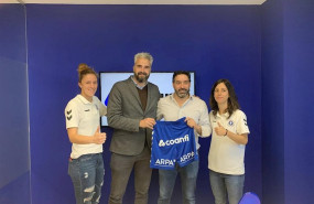 ep el presidente de la asociacion de clubs de futbol femenino ruben alcaine con jugadoras del