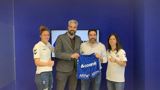 ep el presidente de la asociacion de clubs de futbol femenino ruben alcaine con jugadoras del