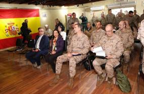 ep el rey felipe 3i companado por la ministra de defensa margarita robles 2i y mandos militares