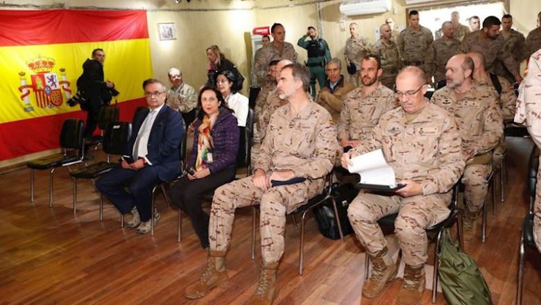 El Rey Felipe (3i), compañado por la ministra de Defensa, Margarita Robles (2i), y mandos militares, reciben explicaciones durante su visita a la Base Gran Capitán de Besmayah en Irak el 30 de enero de 2019. | Casa Real - Archivo ep el rey felipe 3i companado por la ministra de defensa margarita robles 2i y mandos militares
