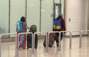 ep este domingo ha aterrizado en madrid un vuelo regular procedente de paris con espanoles que se
