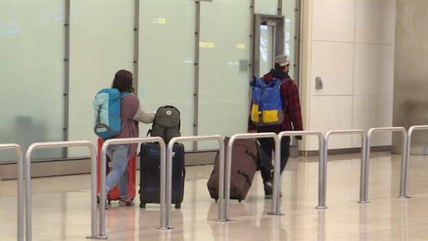 ep este domingo ha aterrizado en madrid un vuelo regular procedente de paris con espanoles que se