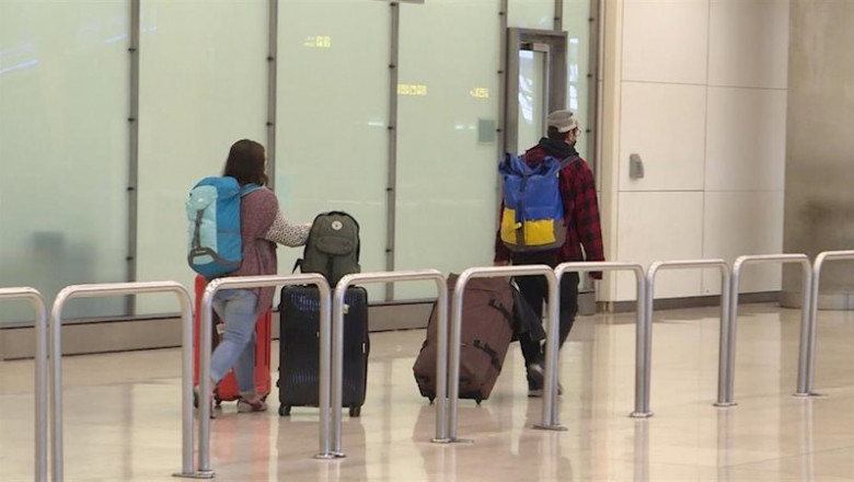 ep este domingo ha aterrizado en madrid un vuelo regular procedente de paris con espanoles que se ep este domingo ha aterrizado en madrid un vuelo regular procedente de paris con espanoles que se