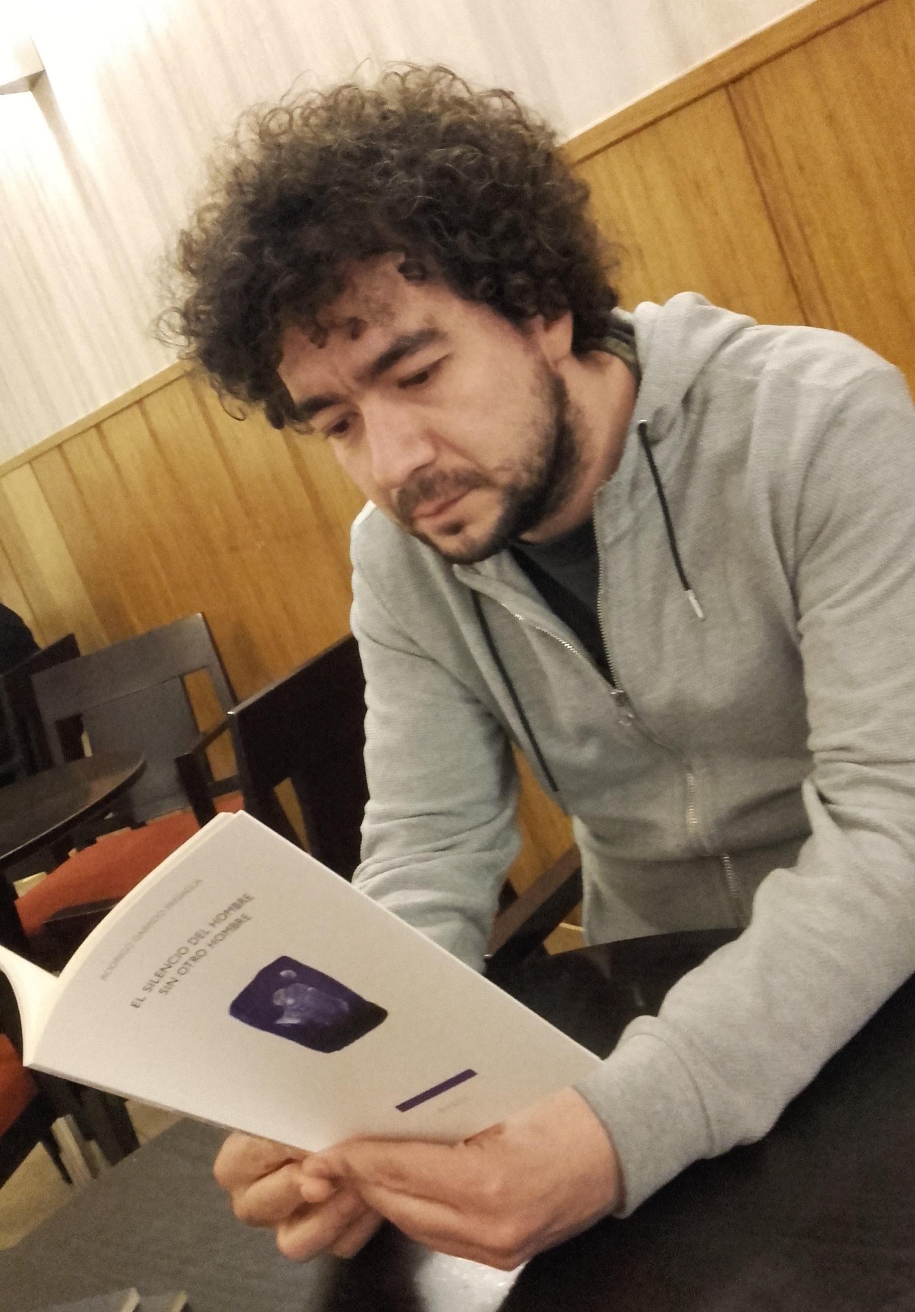 Garrido Paniagua con su libro 'El silencio del hombre sin otro hombre', 25-3-18 | EUROPA PRESS - Archivo ep garrido paniaguasu libro silenciohombreotro hombre 25-3-18