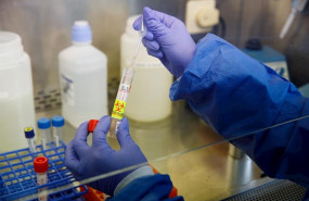 ep imagen de un investigador sobre el coronavirus