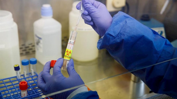 ep imagen de un investigador sobre el coronavirus