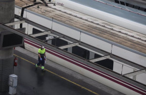 ep imagen de un trabajador en la estacion de atocha