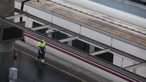 ep imagen de un trabajador en la estacion de atocha