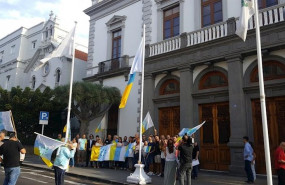 ep izado de la bandera de siete estrellas verdes