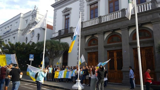 ep izado de la bandera de siete estrellas verdes