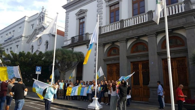 ep izado de la bandera de siete estrellas verdes