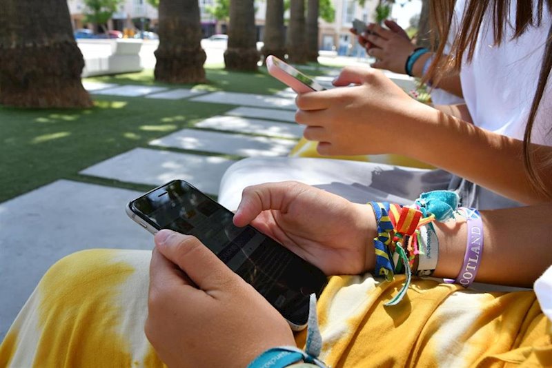 ep jovenes utilizando el movil en un parque de la localidad sevillana