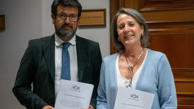 ep los diputados de vox por murcia lourdes mendez y joaquin robles presentan una bateria de