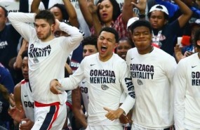 ep los jugadoresgonzaga celebranpasela final